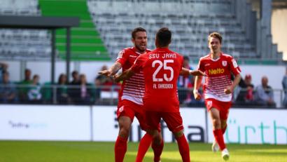Bild: Jahn Regensburg
Marco Grüttner bedankt sich bei Hamadi Al Ghaddioui für dessen Assist zum 1:1.