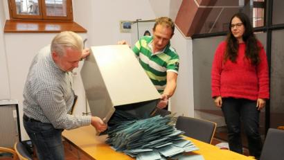 Bild: ge
Wenn diesen Sonntag, so wie hier bei der Bundestagswahl 2017, die Urnen geöffnet und die Stimmzettel sortiert werden, heißt es gut 60 000 mal aufpassen, damit jedes Kreuz vermerkt wird.