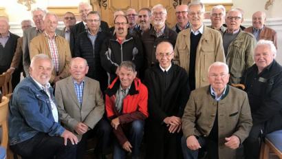 Bild: mab
Die Mitglieder des Buchtalchors reisten nach Metten, um den gelernten Schlosser Pater Josef Brauner (vorne, Vierter von links) zu besuchen.