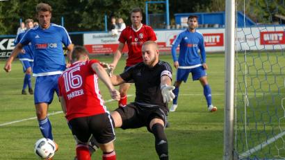 Bild: otr
Das ging nochmal gut: SVE-Torwart Michael Heisig kann gegen Bastian Parzer größeres Unheil verhindern. Am Ende triumphierte dennoch der FC Sturm Hauzenberg mit 2:0 in Etzenricht.