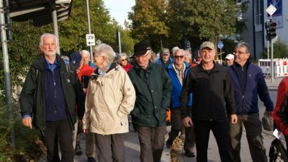 Bild: Stadt Amberg/grt
Dreitägige Wanderung der Amberger Bayerischer-Waldverein-Sektion rund um den Truppenübungsplatz Grafenwöhr. Alt-Oberbürgermeister Wolfgang Dandorfer (links) führt die Gruppe an.