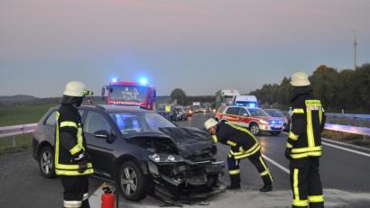 Bild: dob
Die tiefstehende Sonne war nach Angaben des Unfallverursachers schuld an dem schweren Verkehrsunfall auf der Autobahn. Mit voller Wucht krachte der VW in den Skoda. Die 56-jährige tschechische Staatsbürgerin wurde dabei lebensgefährlich verletzt. Zwei LKW-Fahrer leisteten professionelle Hilfe und bewahrten sie vor dem Erstickungstod.