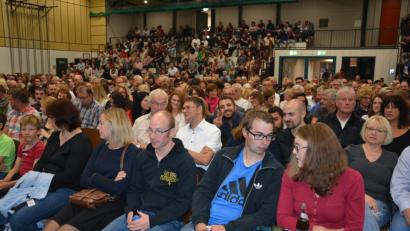 Bild: jr
Fast 700 Besucher waren am Samstagabend in die Mitterteicher Mehrzweckhalle gekommen. Sie erlebten einen launigen Abend mit viel Witz.