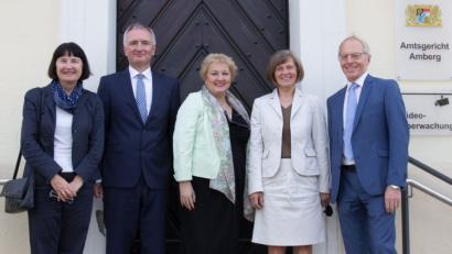 Bild: exb
Erörtern den Stellenwert der EDV im Justiz-Alltag (von links): Landgerichts-Vizepräsidentin Roswitha Stöber, die Landtagsabgeordneten Harald Schwartz und Petra Guttenberger, Rechtspflegeamtsrätin Irmgard Schellenberger und Amtsgerichtsdirektor Ludwig Stich.