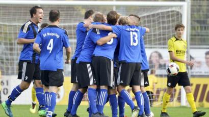 Bild: Hubert Ziegler
Sechsmal hatten die Spieler des SV Raigering (links der zweifache Torschütze Nikolai Seidel) im Bezirksliga-Derby gegen den FC Amberg Grund zum Jubel, während FC-Linksverteidiger Christopher Flierl (rechts) betreten dreinschaut.