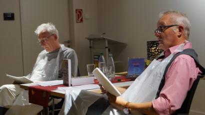 Bild: du
Einen Kriminalroman über allzu Menschliches stellen Autor Thomas Bäumler (rechts) und Wolfgang Herzer vom Oberpfälzer Kunstverein Weiden in entsprechendem Outfit mit dem Werk "Kain. Abel. Oberpfalz" im Schirmitzer Bürgersaal vor.