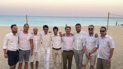 Bild: Uschald
Mit neun Mitgliedern, hier am Strand weiß gekleidet für die „Weiße Nacht“ anlässlich des 69er-Nummerntreffens, und fünf Partnerinnen stellte Round Table 69 Amberg die größte Abordnung beim Euromeeting in Saint Tropez. Rechts Delegationsleiter Vizepräsident Dr. Michael Rogenhofer, Vierter von rechts der International Relations Officer, sozusagen der Außenministers des Clubs, Martin Asmus.
