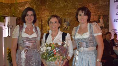 Bild: bnr
Staatsministerin a.D. Emilia Müller (Mitte) ist Schirmfrau des Jubiläums 70 Jahre Landfrauen. Für ihren beeindruckenden Festvortrag bedankten sich die Kreisbäuerin Sabine Schindler (links) und ihre Schwester Cornelia Hagmeier (rechts).