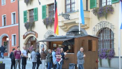 Bild: dob
An der Grillbude am Rathaus kamen die Kunden nach dem Einkauf gleich vorbei, um sich eine Bratwurst oder anderes Leckeres vom Grill schmecken zu lassen.