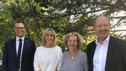 Bild: exb
Stadtpfarrer Thomas Helm (links) und Peter Kehl begrüßen Annett Rodehau (Zweite von links) und verabschieden gleichzeitig Edeltraud Breu als Leiterin des Kindergarten St. Martin.