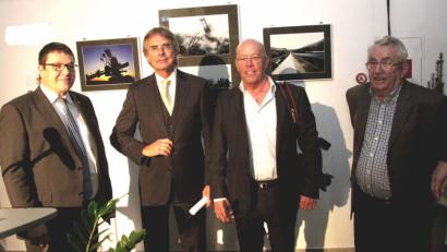 Bild: Hirsch
Bürgermeister Thomas Falter, Regierungspräsident Axel Bartelt und die Fotografen Gerhard Götz und Konrad Jäger (von links) eröffneten die Fotoausstellung im Foyer der Wackersdorfer Sporthalle.