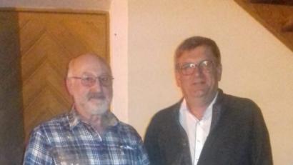 Bild: pop
Mit einem Präsent bedankte sich Bürgermeister Peter Braun bei Günther Schmid (links), der von Anfang an bei der Marktfestorganisation dabei war und nun ausschied.