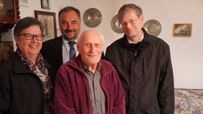 Bild: fvo
Alfons Gallitzendörfer (vorne) freut sich über die Glückwünsche von Pfarrer Norbert Götz (rechts), Ingrid Troidl vom Pfarrgemeinderat und Bürgermeister Josef Beimler (Zweiter von links).