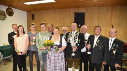 Bild: exb
Die Drei-Mohren-Schützen küren ihre neuen Würdenträger (von links): 2. Schützenmeister Reiner Hoffmann, Jasmin Neudecker, Andreas Kaschny, Leonard Berka, 2. Bürgermeister Hermann Böhm, Liesl Anja Neudecker, stellvertretender Gauschützenmeister Reinhold Brandl, Helmut Neudecker, Josef Weigl, Xaver Wolfsteiner und 3. Schützenmeister Markus Gebhard.
