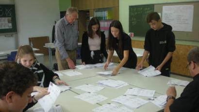 Bild: exb
Schüler von der Wirtschaftsschule Eschenbach sind Wahlhelfer und zählen bei der U18-Wahl die Stimmen aus.