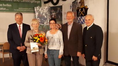 Bild: exb
Landrat Richard Reisinger, Ehrenvorsitzende Helga Zimmermann, Kreisfachberaterin für Gartenkultur und Landespflege Michaela Basler, stellvertretender Vorsitzender des Bezirksverband Oberpfalz für Gartenbau und Landespflege Eduard Eckl, 2. Bürgermeister von Freihung Helmut Klier (von links).