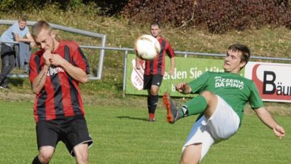 Bild: gb
Der SC Mähring (links Marcel Wild) gewann das Grenzlandderby gegen die SG Griesbach/Großkonreuth (rechts Florian Reger) mit 3:1.
