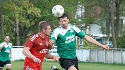 Bild: gb
Der Plößberger Torschütze Peter Tretter (rechts) behauptet sich im Kopfballduell gegen Simon Speckner vom SC Kirchenthumbach. Aus: SV Plößberg – SC Kirchenthumbach 4:1.