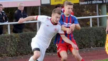 Bild: heh
Lars Saller (links) von der SpVgg Wiesau versucht in dieser Szene, sich gegen den Wunsiedeler Daniel Wilhelm zu behaupten.