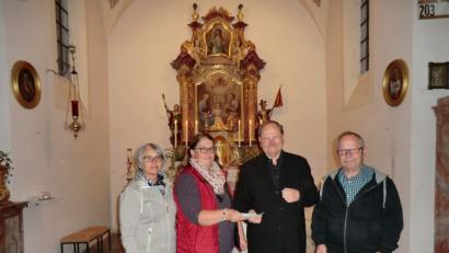 Bild: rpp
Renate Zaloga und Eva Hoffmann überreichten an Pfarrer Heribert Stretz und Robert Steinkohl (von links) 250 Euro aus dem Verkauf der Kräuterbuschen an Maria Himmelfahrt. Dieses Geld könnte zum Beispiel in die Renovierung des Altars, im Hintergrund des Bildes, fließen.