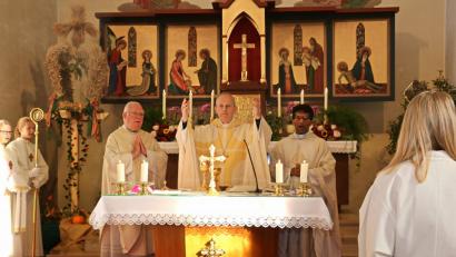 Bild: bsc
Weihbischof Reinhard Pappenberger (mitte) zelebrierte mit Pfarrer Joseph (rechts) und Ruhestandspriester Siegfried Wölfel (links) die große Dankfeier.