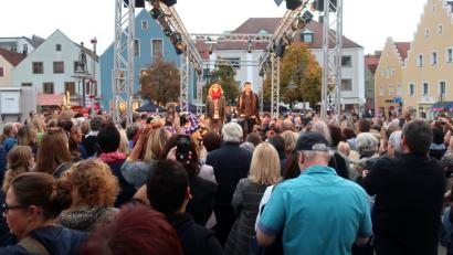 Bild: Hirsch
Riesengroß war der Andrang am Samstag bei der Modenschau am Schwandorfer Marktplatz.