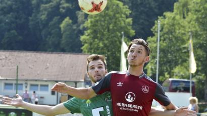 Bild: Hubert Ziegler
Daniel Gömmel (hinten) sorgte für den Ammerthaler Ausgleich zum 2:2,
