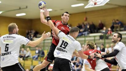 Bild: Hubert Ziegler
Trotz Behinderung durch den Ingolstädter Martin Broz (Mitte vorne) kann der Sulzbacher Neuzugang Martin Kobylan (Mitte hinten) den Torwurf platzieren