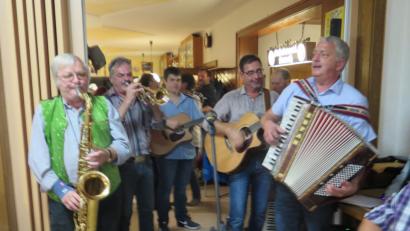 Bild: jzk
Bei dem Liebeslied „Mitsou mein ganzes Glück bist du“ bildeten Willi Prechtl, Franz-Josef Bauer, Sandro Weber, Helmut Zehfuß, Werner Meier und Thomas Fritsch (von links) spontan ein harmonisches Quintett.