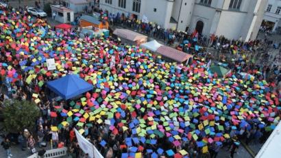 Bild: Michael Bothner
4000 Menschen gehen in Regensburg gegen Hass und Hetze auf die Straße.