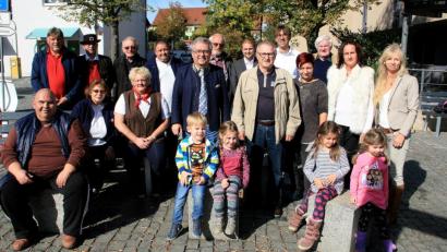 Bild: wro
Im August feierte Bürgermeister Toni Dutz (Bildmitte) seinen 60. Geburtstag. Über die Spendengelder freuten sich eine von ihm getroffene Auswahl Wiesauer Vereine, bzw die beiden Kindergärten und das Berufliche Schulzentrum. Mit auf dem Bild auch 2. Bürgermeister Fritz Holm (rechts neben Toni Dutz).
