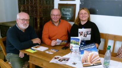 Bild: rn
Karlheinz Keck, Eckhard Bodner und Angelika Denk werben für die Eschenbacher Mundarttage
