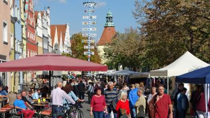 Bild: Dobmeier
Beides war möglich: Schlendern auf dem Michaelimarkt und sitzen im Straßencafé im Freien.