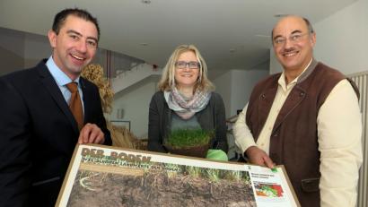 Bild: Hirsch
Markt-Sprecher Hubert Piehler, stellvertretende Kreisbäuerin Michaela Pronath und BBV-Geschäftsführer Josef Wittmann (von links) wollen beim Bauernmarkt am Wochenende im Sportpark Schwarzenfeld den "Ackerboden" thematisieren.