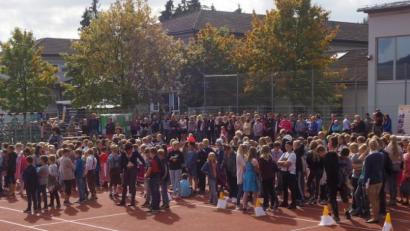 Bild: jpl
Bevor es an die einzelnen Stationen ging, versammelten sich alle Schülerinnen und Schüler mit ihren Lehrkräften, der Schulleitung sowie den Vertretern des Schulverbandes zur Begrüßung auf dem Allwetterplatz.