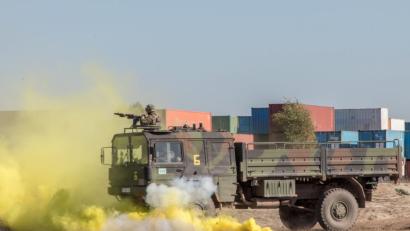 Bild: hbe
Ein Transport-LKW wird beschossen und fällt aus.