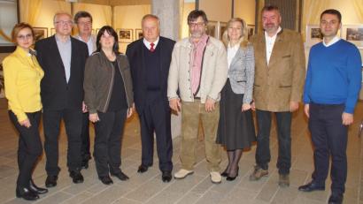 Bild: mmj
Bürgermeisterin Birgit Höcherl (Vierte von links) begrüßte im CeBB die Besucher aus Rivne/Ukraine, an der Spitze Oberbürgermeister Volodymyr Khomka (Fünfter von links) und Mitglieder des Vereins "Humanitäre Hilfe für die Ukraine aus Bayern" mit ihrem Vorsitzenden Anton Grauvogl (Vierter von rechts).