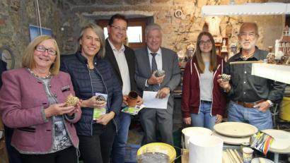 Bild: nm
Gespräche über die Zukunft der Kulturwerkstatt Kalmreuth gibt es auch in der Töpferwerkstatt. Bei Rita Rosner, Irene Fritz, Oliver Mutterer, Bürgermeister Günter Stich, Julia Schmidt und Werner Fritz (von links) geht es um wichtige Themen.