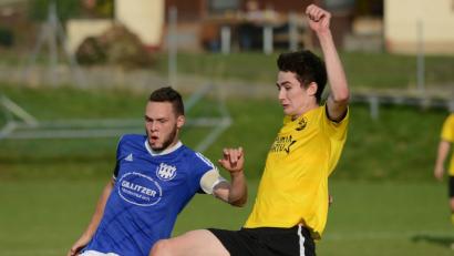Bild: ham
Alexander Prey, Kapitän der SG Niedermurach/Pertolzhofen (links), zieht vor dem Pullenrieder Jakub Masek ab. Die Spielgemeinschaft übernahm mit einem 3:0 gegen den SV Pullenried die Tabellenführung der Kreisklasse Nord.