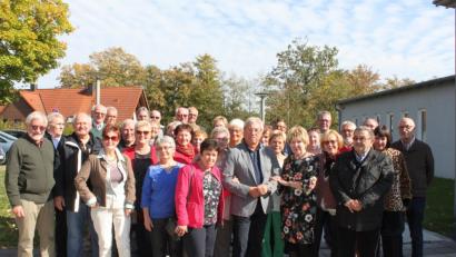 Bild: prh
19 Frauen und 17 Männer der Jahrgänge 1947/1948 treffen sich in der Stadthalle, um gemeinsam 70. Geburtstag zu feiern.