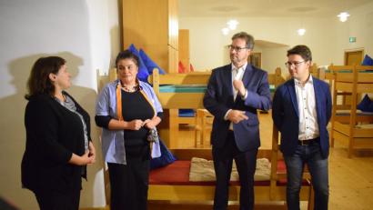 Bild: bnr
Beim Rundgang durch die Jugendherberge zeigte Brigitte Ferner (Zweite von links) den Gästen – Bundestagsabgeordnete Marianne Schieder (links), Staatssekretär Florian Pronold (Zweiter von rechts) und Landtagskandidat Peter Wein (rechts) – die Unterkünfte.