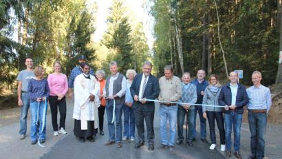 Bild: pi
"Freie Fahrt", sagt Bürgermeister Johann Maurer (Mitte, mit Krawatte), nachdem er mit Werner Ertl und Werner Kumschier (von links) das Band durchschnitten hatte.