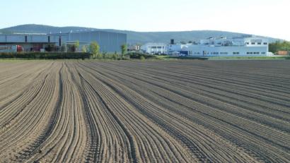 Bild: Portner
Das Industriegebiet in Nabburg wird in Richtung Perschen durch den Bebauungsplan „Baderfeld“ erweitert. Der Entwurf wurde im Stadtrat vorgestellt. Das Bild zeigt einen Ausschnitt der 1,7 Hektar großen Ackerfläche.