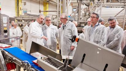 Bild: Jeschenko MedienAgentur
Das Jubiläum "50 Jahre Chipsfabrik Neunburg" gab Anlass zu einer Führung durch das Unternehmen: Dabei weihte (vorne, von links) Werkleiter Michael Holtschulze Bürgermeister Martin Birner, MdL Alexander Flierl sowie die Stadträte Thomas Albang und Alexander Trinkmann in die Produktion ein.