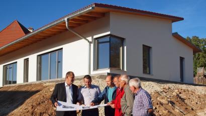 Bild: sön
Vor der Kindertagesstätte erläuterte SPD-Ortsvorsitzender Hans Ram (Dritter von links) Einzelheiten zum Bau für Bezirksrat Richard Gaßner, SPD-Landtagskandidat Uwe Bergmann. Am Gespräch nahmen die Gemeinderäte Werner Scharl und Augustin Berschneider sowie SPD-Urgestein Michael Scharl teil.