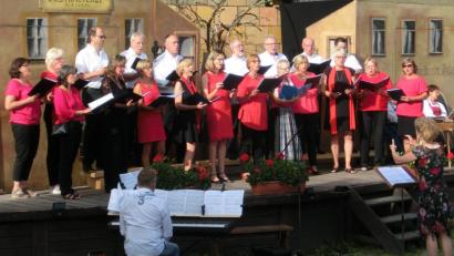 Bild: u
Der Gemischte Chor des Gesangvereins 1860 feiert am Samstag, 13. Oktober, ab 17 Uhr sein 20-jähriges Bestehen mit einem Konzert im Bürgersaal des Hirschauer Josefshauses. Dirigentin Jana Müller (vorne rechts.) wirkt dabei auch als Sopran-Solistin mit, begleitet von Roman Podokschik am E-Piano (sitzend links). Außerdem ist das Musikzug-Bläserquintett „Die Wirtshausfreundlichen“ dabei.