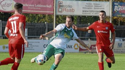 Bild: gb
Der SV Mitterteich feierte am Samstag einen glanzlosen 1:0-Erfolg gegen den Baiersdorfer SV. Hier klärt SVM-Abwehrspieler Martin Bächer (grünes Trikot) vor Marco Joachim (links), rechts der Baiersdorfer Kenan Ramic.