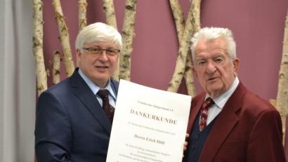 Bild: exb
Friedhelm Brusniak, Uniprofessor in Würzburg und neuer Sängerpräsident, übergibt die große Urkunde an Erich Hiltl (rechts).