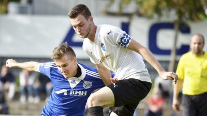 Bild: Hubert Ziegler
Ein energischer Zweikampf zwischen dem Vilsecker Kapitän Frederic Pröls (rechts) und dem schnellen Rosenberger Außenstürmer Philipp Witzel.
