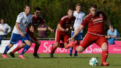Bild: ham
Bastian Lobinger (rechts) verschießt einen Elfmeter. Die SpVgg Pfreimd verlor gegen den TSV Bad Abbach zu Hause mit 2:4.